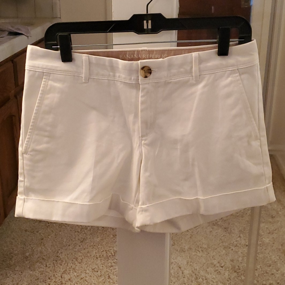 White banana republic shorts